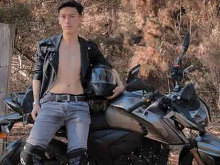 Adult Cam Model AdrianWilliams wants to meet you in Live Chat!