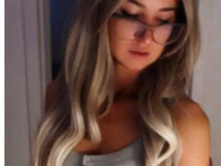 porno webcam chat model KristinaSoln